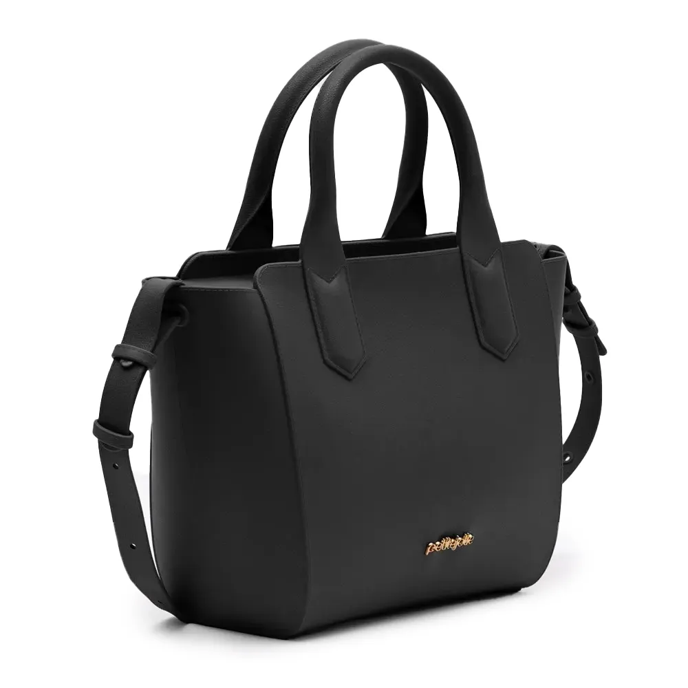 Bolsa feminina preta Petite Jolie modelo Shappe III vista lateral mostrando profundidade e alça ajustável